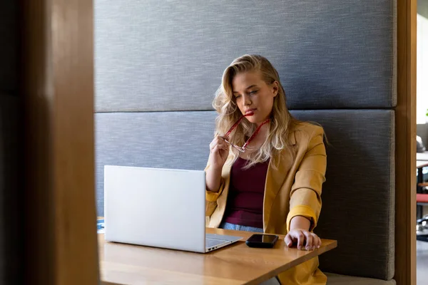 Focused Size Caucasian Casual Businesswoman Glasses Using Laptop Desk Casual — Stock Photo, Image