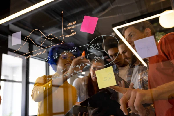 Olika Kreativa Kollegor Diskussionen Brainstorming Gör Anteckningar Glasvägg Kontoret Tillfälligt — Stockfoto