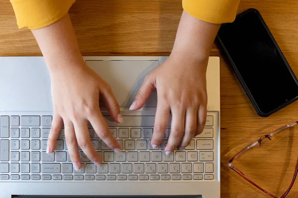 Overhead View Hands Size Caucasian Casual Businesswoman Using Laptop Desk — Stock Photo, Image