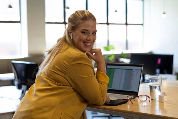 Retrato Mulher Negócios Casual Caucasiana Feliz Size Com Laptop Mesa — Fotografia de Stock
