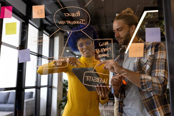 Diverse Creatieve Collega Discussie Brainstormen Notities Glaswand Kantoor Casual Kantoor — Stockfoto