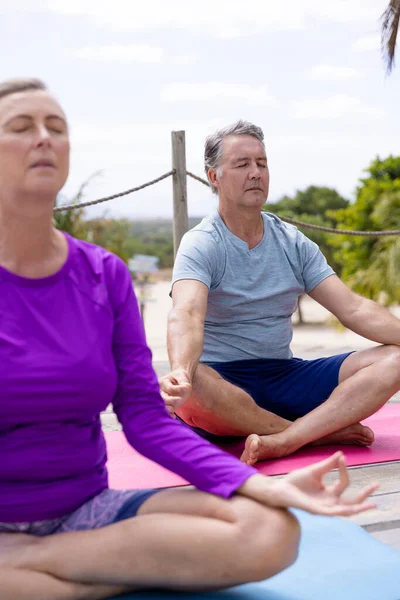 Kaukasisches Senior Paar Mit Geschlossenen Augen Meditiert Während Touristenort Yoga — Stockfoto