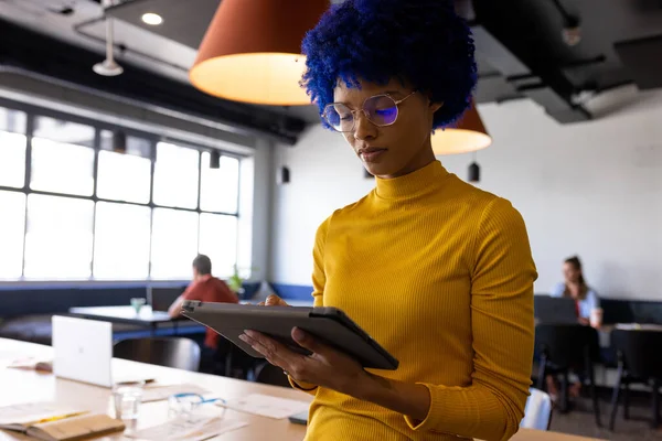 Biracial Casual Businesswoman Blue Afro Using Tablet Casual Office Casual — Stock Photo, Image