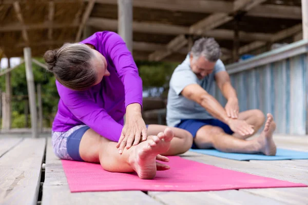 Coppia Anziani Caucasici Stretching Mani Gambe Durante Pratica Dello Yoga — Foto Stock