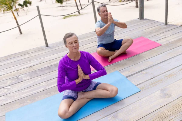 Hoge Hoek Uitzicht Kaukasische Senior Paar Mediteren Yoga Gebed Poseren — Stockfoto