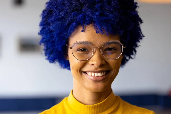 Retrato Feliz Mujer Negocios Birracial Casual Con Afro Azul Gafas —  Fotos de Stock