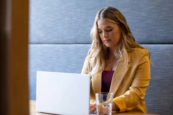 Size Caucasian Casual Businesswoman Long Blonde Hair Using Laptop Sitting — Stock Photo, Image
