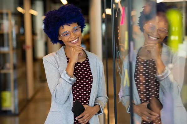 Happy Biracial Casual Businesswoman Blue Afro Reading Brainstorm Notes Glass — Stock Photo, Image