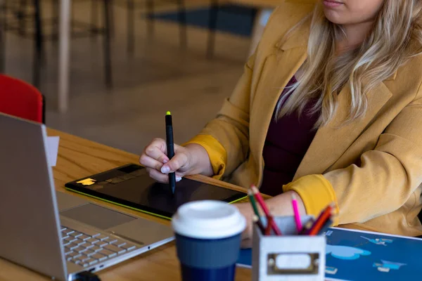 Size Caucasian Casual Businesswoman Using Graphics Tablet Laptop Desk Office — Stock Photo, Image