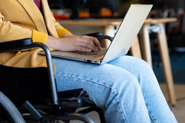 Środkowa Część Rozmiar Biały Casual Businesswoman Wózku Inwalidzkim Pomocą Laptopa — Zdjęcie stockowe