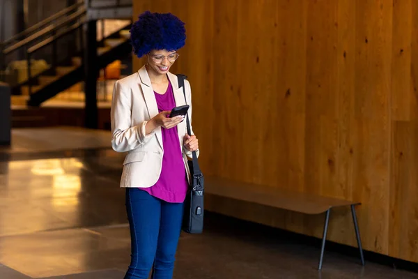 Ευτυχισμένο Biracial Casual Επιχειρηματίας Μπλε Afro Χρησιμοποιώντας Smartphone Στο Διάδρομο — Φωτογραφία Αρχείου
