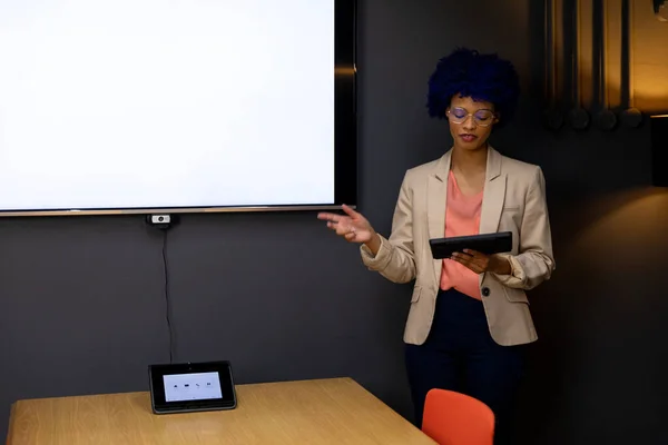 Glückliche Beißende Geschäftsfrau Mit Blauem Afro Die Whiteboard Mit Kopierraum — Stockfoto