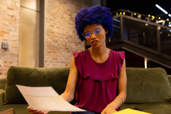 Biracial Casual Επιχειρηματίας Μπλε Afro Κάνει Βιντεοκλήση Έγγραφο Στο Γραφείο — Φωτογραφία Αρχείου
