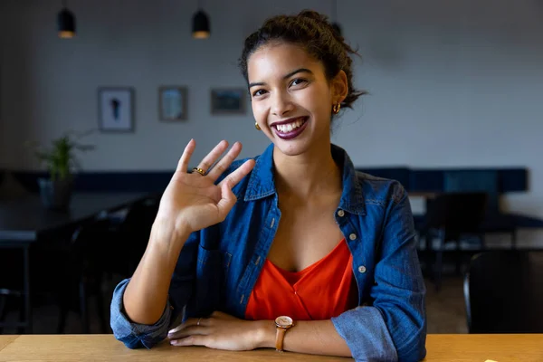 Šťastná Neformální Podnikatelka Mávající Během Videohovoru Stolu Nenáročná Kancelář Komunikace — Stock fotografie