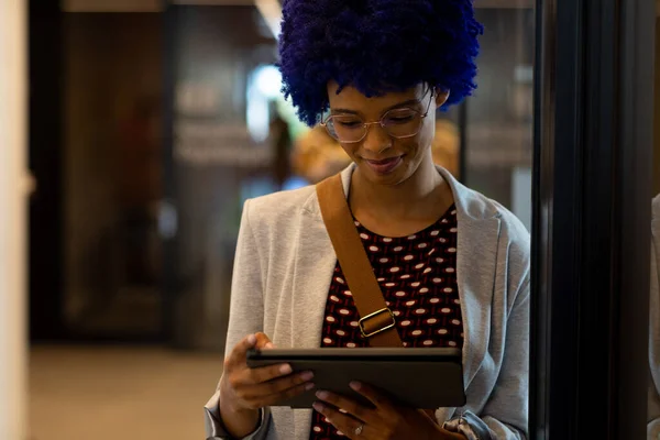Happy Biracial Casual Businesswoman Blue Afro Using Tablet Office Corridor — Stock Photo, Image