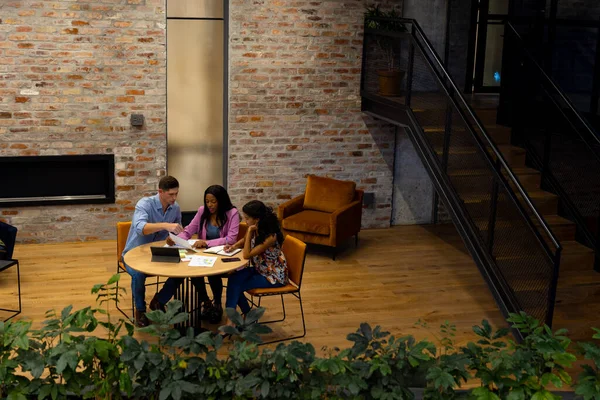모임에서 테이블을 사용하여 대화를 나누는 남녀들 일상적 사무실 팀워크 의사소통 — 스톡 사진