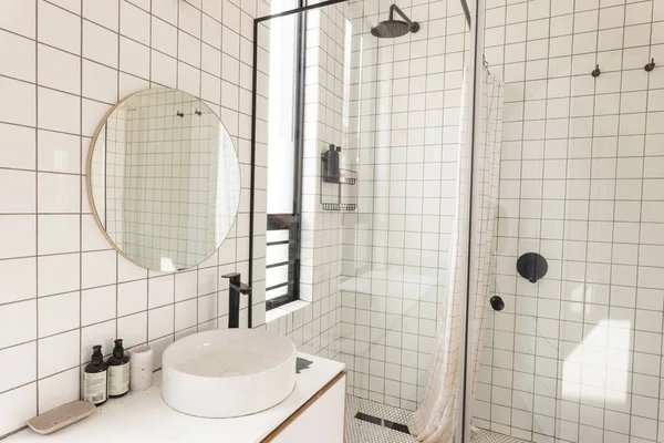 Pohled Světlý Moderní Koupelnový Interiér Bílými Dlaždicemi Skleněnou Sprchovací Kout — Stock fotografie