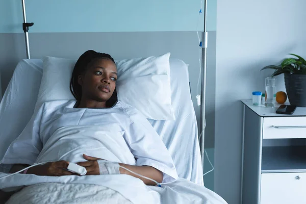 Африканская Американская Пациентка Смотрит Сторону Лежит Кровати Больничной Палате Больница — стоковое фото
