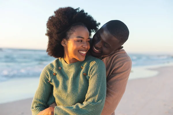 Feliz Pareja Afroamericana Abrazando Sonriendo Soleada Playa Verano Unión Romance —  Fotos de Stock