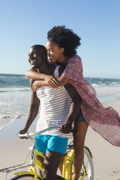 Cuplu African Fericit Îmbrățișând Bicicleta Plaja Însorită Mare Vară Romantism — Fotografie, imagine de stoc