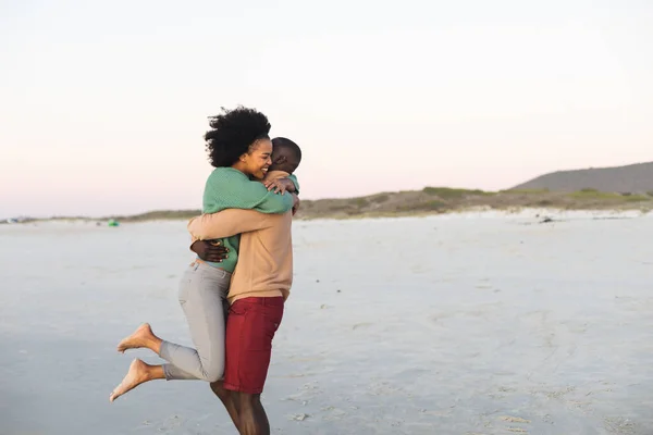 Feliz Pareja Afroamericana Abrazando Sonriendo Playa Atardecer Espacio Para Copiar —  Fotos de Stock