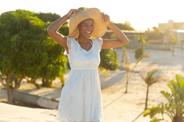 Šťastné Africké Američanky Slunečníku Bílé Plážové Šaty Slunné Pláži Léto — Stock fotografie