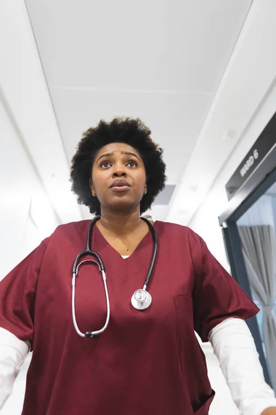 Afro Amerikaanse Vrouwelijke Dokter Operatiekleding Loopt Door Gang Het Ziekenhuis — Stockfoto