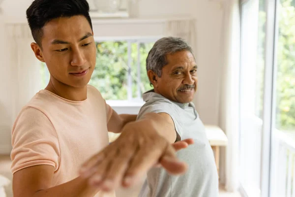 Mutlu Erkek Fizyoterapist Tavsiyeleri Kollarını Esneten Yaşlı Erkek Hasta Fizyoterapi — Stok fotoğraf