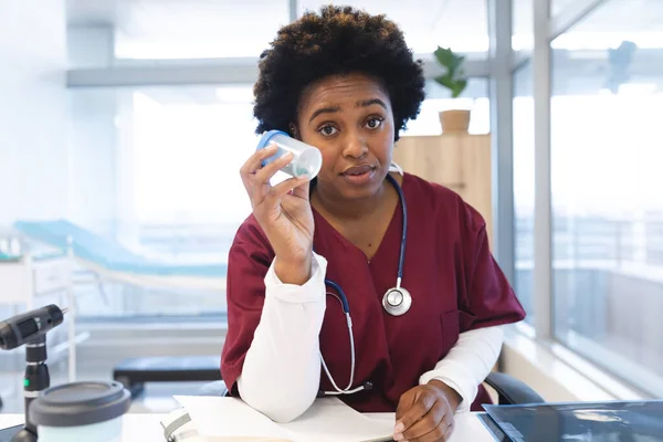 Afrikanisch Amerikanische Ärztin Mit Peelings Und Stethoskop Mit Videoanruf Krankenhaus — Stockfoto
