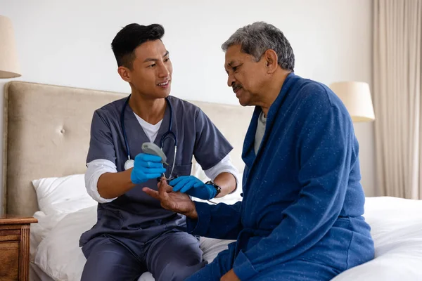 Olika Manliga Läkare Testar Blod Från Äldre Manliga Patienter Hemma — Stockfoto