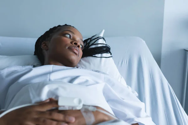 Afroamerikansk Kvinnlig Patient Med Pulsoximeter Till Hands Liggandes Sängen Sjukhusrummet — Stockfoto