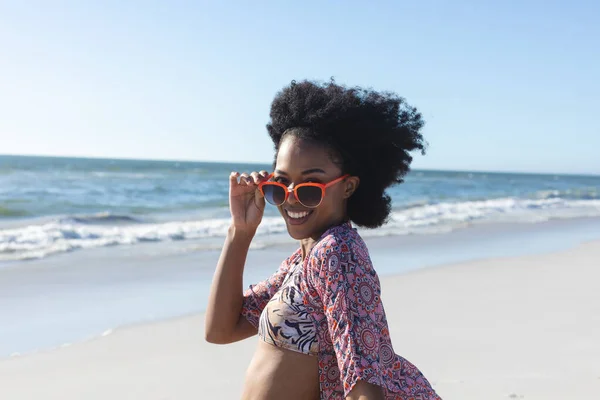 Portret Szczęśliwej Afrykańskiej Kobiety Okularach Słonecznych Uśmiechającej Się Słonecznej Plaży — Zdjęcie stockowe