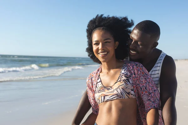 Felice Coppia Afro Americana Che Abbraccia Sulla Spiaggia Soleggiata Mare — Foto Stock