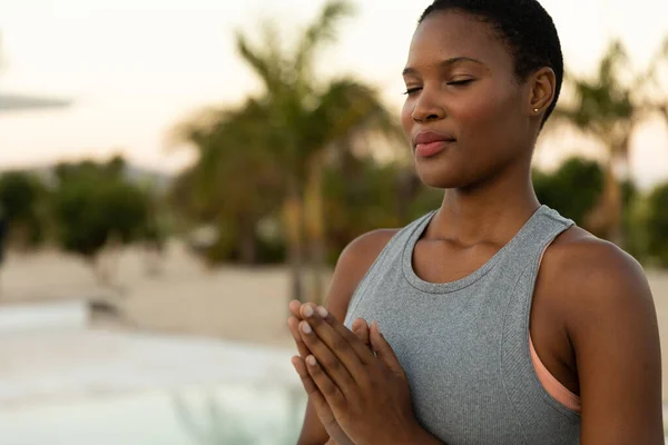 快乐的非洲裔美国女人在阳光充足的海滩上练习瑜伽冥想 复制空间 健康的生活方式 夏天和假期 — 图库照片