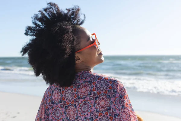 Heureuse Femme Afro Américaine Lunettes Soleil Souriant Sur Une Plage — Photo