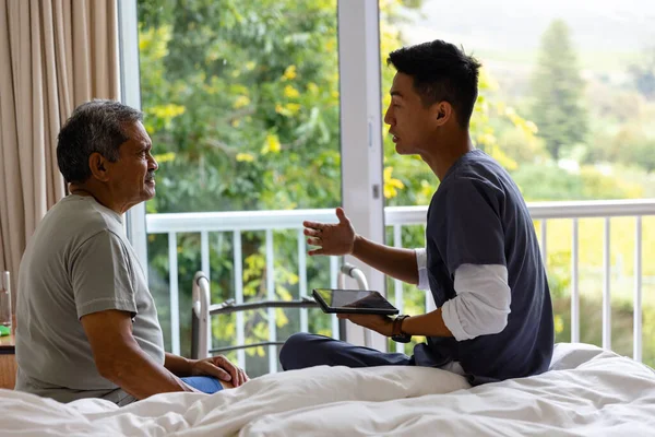 Διάφοροι Άνδρες Γιατροί Και Ηλικιωμένοι Άνδρες Ασθενείς Συζητούν Χρήση Tablet — Φωτογραφία Αρχείου