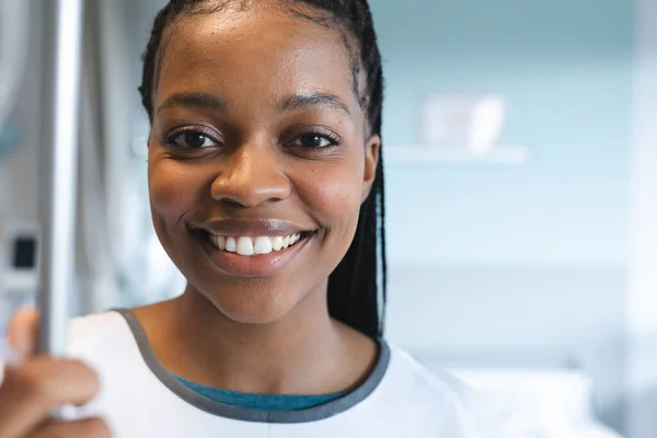 Egy Portré Boldog Afro Amerikai Női Páciensről Fonatokkal Kórházi Köntösben — Stock Fotó