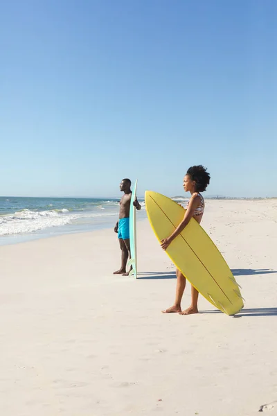 Afrika Kökenli Amerikalı Erkek Kadın Sörf Tahtaları Ile Güneşli Sahilde — Stok fotoğraf