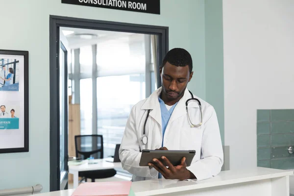 Médico Afroamericano Con Bata Laboratorio Estetoscopio Usando Tableta Hospital Hospital —  Fotos de Stock