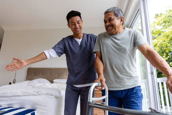 Mutlu Erkek Doktor Tavsiye Veriyor Yaşlı Erkek Hasta Evde Koltuk — Stok fotoğraf
