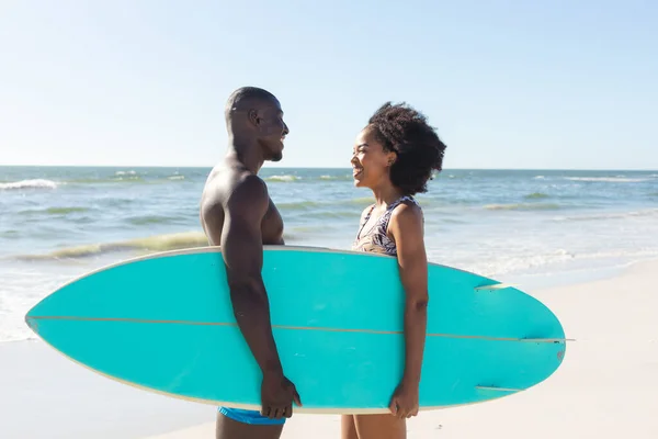 Glad Afrikansk Amerikansk Par Håller Surfbräda Ler Mot Varandra Stående — Stockfoto