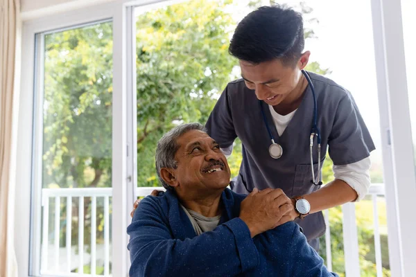 Счастливый Разнообразный Врач Мужского Пола Обсуждает Старшим Пациентом Инвалидной Коляске — стоковое фото