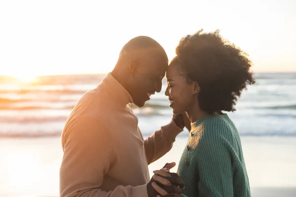 快乐的非洲裔美国夫妇在阳光灿烂的海滩上跳舞和微笑 在一起 浪漫和度假 没有改变 — 图库照片