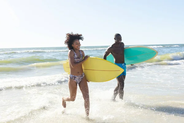 Feliz Casal Afro Americano Segurando Pranchas Surf Correndo Para Fora — Fotografia de Stock