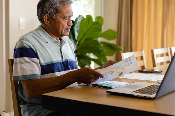 Старший Расист Занимается Бумажной Работой Использует Ноутбук Столовой Финансы Пенсия — стоковое фото