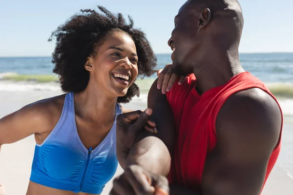 Mutlu Formda Afro Amerikan Çift Güneşli Sahilde Egzersiz Yapıyor Esniyor — Stok fotoğraf