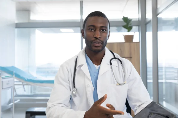 Afroamerikansk Manlig Läkare Med Labbrock Och Stetoskop Som Har Videosamtal — Stockfoto