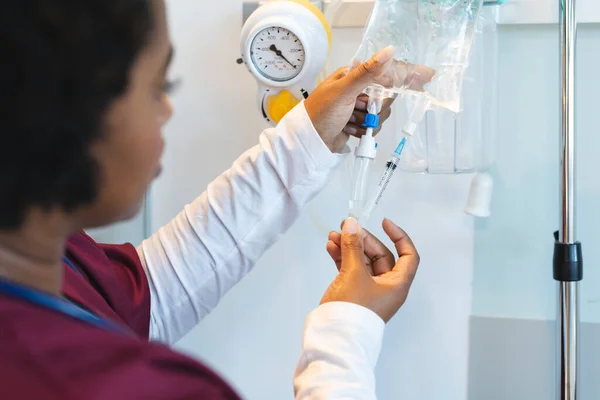 非裔美国女医生穿着洗涤剂 在病房滴水 保健和工作 — 图库照片