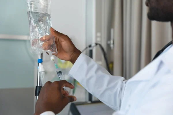 非洲裔美国男性医生穿着实验室外套 在病房滴注 保健和工作 — 图库照片