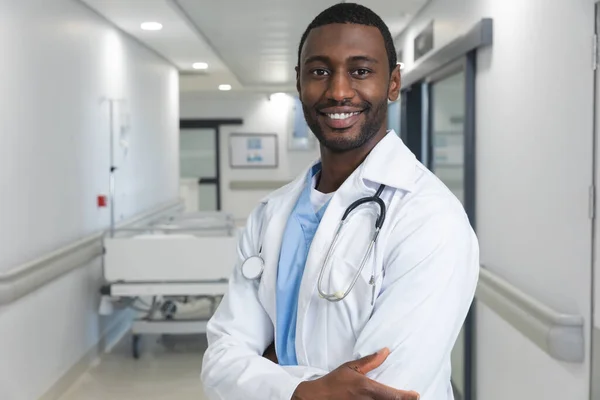 Retrato Feliz Médico Afroamericano Con Bata Laboratorio Estetoscopio Sonriendo Hospital —  Fotos de Stock